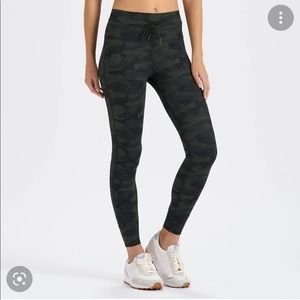 Vuori Daily Legging in Green Camo sz. M